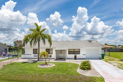 Airy home, sleeps 6, free WiFi, quiet street, pool, near beach and golf course