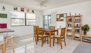 Dining - Airy home, sleeps 6, free WiFi, quiet street, pool, near beach and golf course (Port Charlotte)