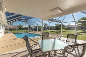 Outdoor pool, a heated pool - Airy home, sleeps 6, free WiFi, quiet street, pool, near beach and golf course (Port Charlotte)