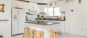 Airy home, sleeps 6, free WiFi, quiet street, pool, near beach and golf course