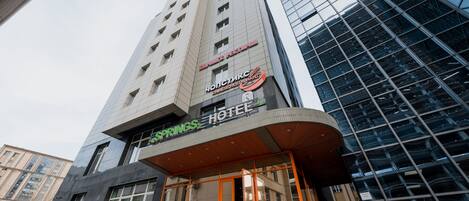 Un hotel de diseño moderno, con un letrero llamativo y fachada de vidrio.