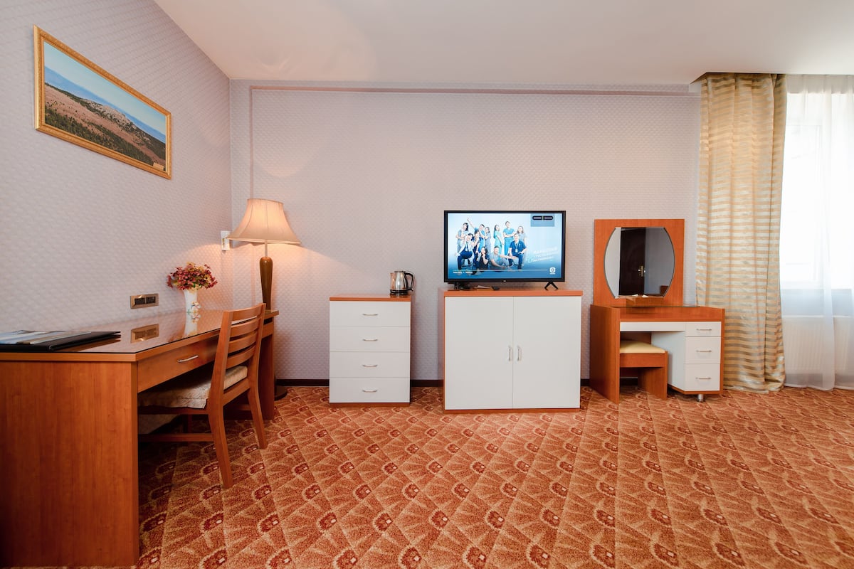Chambre Affaires | Minibar, coffres-forts dans les chambres, bureau