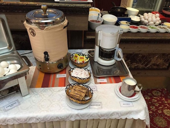Morgenmadsbuffet hver dag (12 USD pr. person)