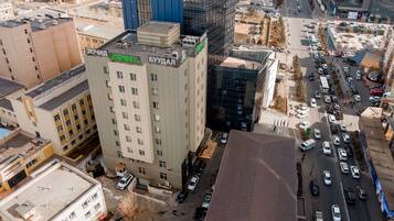 Un hôtel à plusieurs étages, doté d’un toit plat et d’un parking.