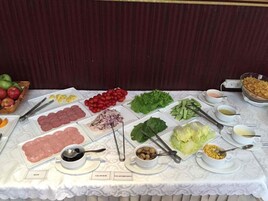 Se ofrece un desayuno bufé (12 USD por persona)