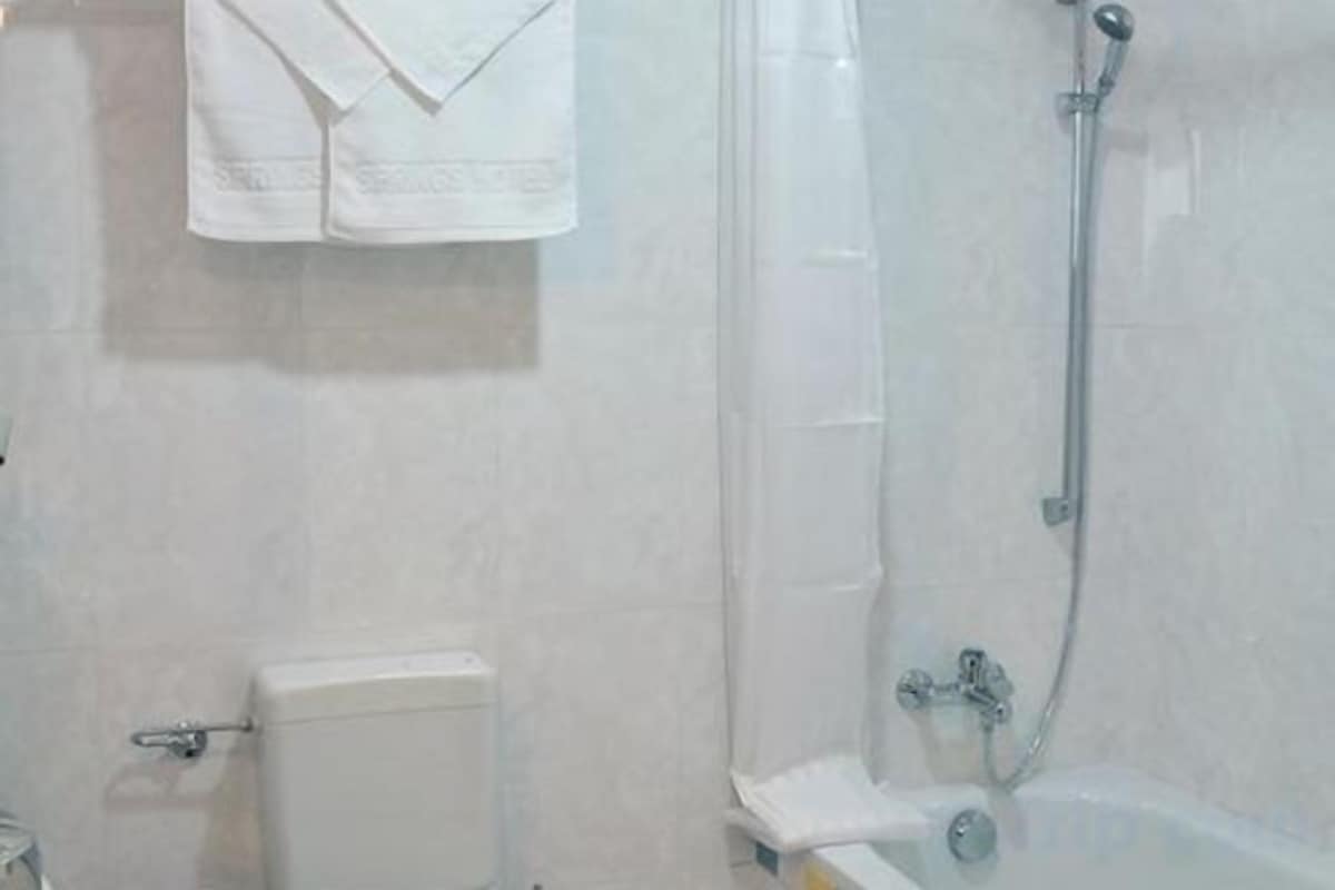 Bañera con ducha, artículos de tocador gratuitos, secador de pelo, batas