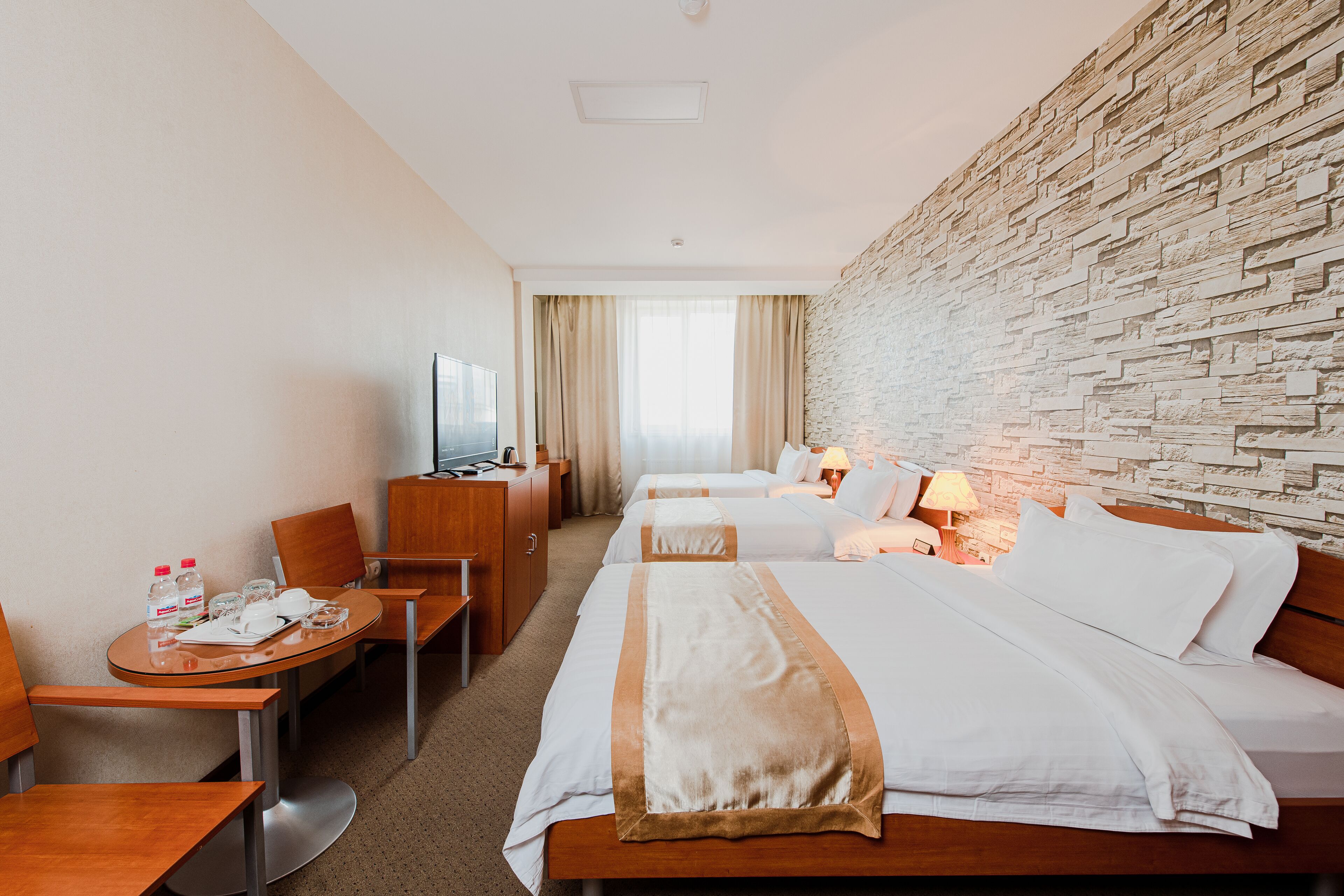 standard triple room | 1 bedroom, minibar, in-room safe, desk