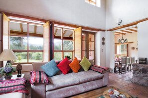 TV, fireplace, Netflix, DVD player - Luxury Villa in Urubamba Sacred Valley/Cusco (Urubamba)