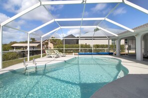 Outdoor pool, a heated pool - Lush waterfront Home, heated Pool, free WiFi, relaxed area, canal access (Port Charlotte)