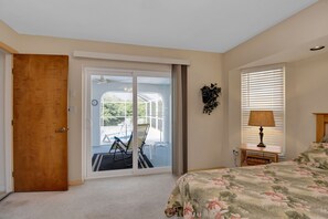 2 bedrooms, iron/ironing board, free WiFi, bed sheets - Lush waterfront Home, heated Pool, free WiFi, relaxed area, canal access (Port Charlotte)