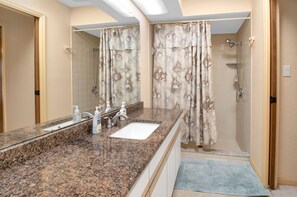 Combined shower/tub, towels - Lush waterfront Home, heated Pool, free WiFi, relaxed area, canal access (Port Charlotte)