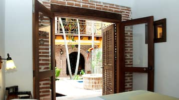 5 dormitorios, caja fuerte, escritorio y tabla de planchar con plancha