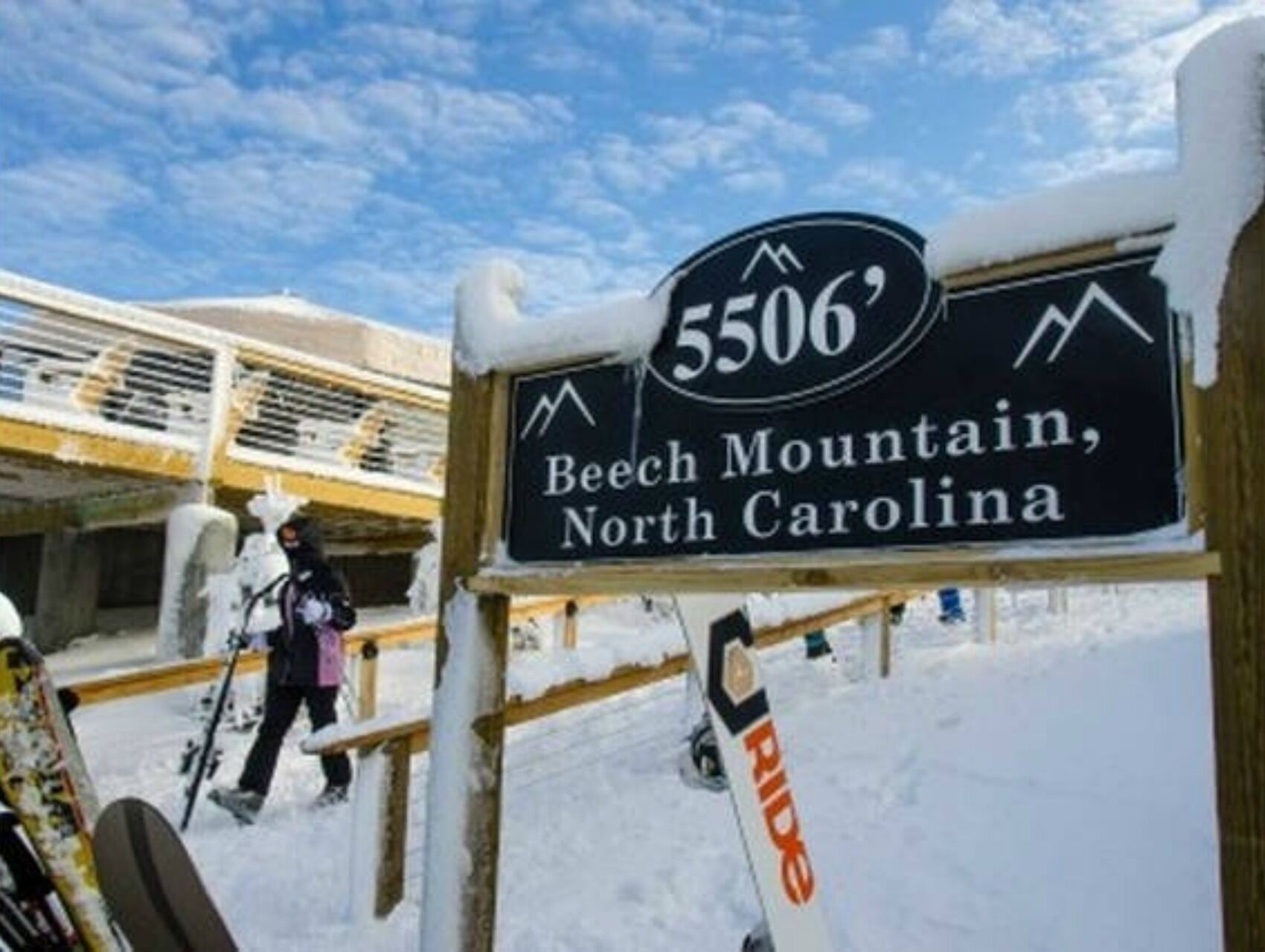 Señal de Beech Mountain, Carolina del Norte, que muestra una montaña y el número 5506.