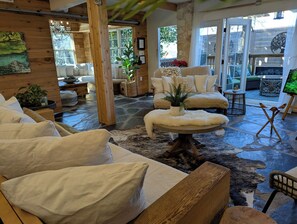 Smart TV, videojuegos, biblioteca musical y videoteca