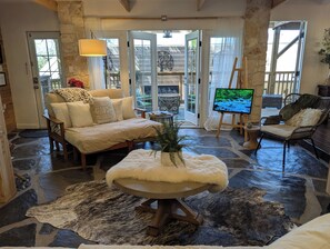 Smart-TV, Videospiele, Musikbibliothek, Videothek