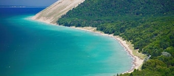 SPRING GOLF SPECIAL RATES!Sleeps 10 to 20 ppl CRYSTAL MTN, TRAVERSE CITY, DUNES!