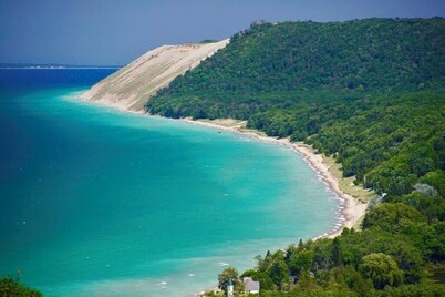 SPRING GOLF SPECIAL RATES!Sleeps 10 to 20 ppl CRYSTAL MTN, TRAVERSE CITY, DUNES!