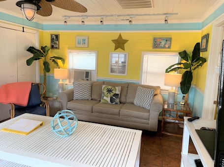 Smart TV, DVD player, video library. Condo Banana --- Beautiful Beach Bargain--- pet friendly.