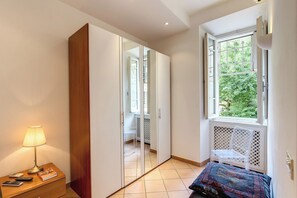 1 chambre, coffres-forts dans les chambres, fer et planche à repasser