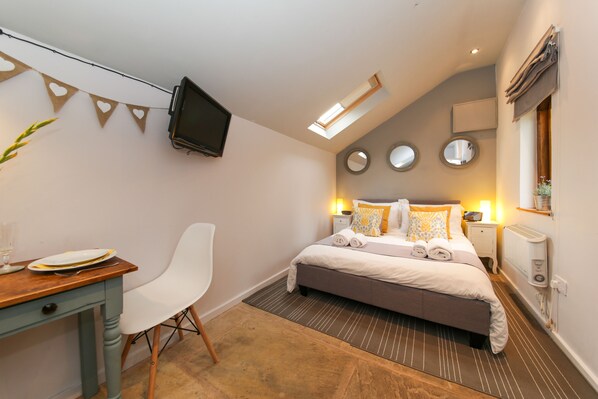 1 bedroom, iron/ironing board, free WiFi, bed sheets - Bothy In Victorian Walled Garden (Worcester)