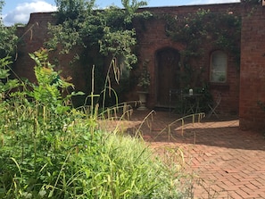 Terrace/patio - Bothy In Victorian Walled Garden (Worcester)