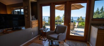 Private Cottage and Hot Tub, Spectacular Sunset & Mtn Views