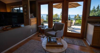 Private Cottage and Hot Tub, Spectacular Sunset & Mtn Views