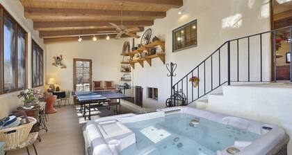 Large Remodeled Home in Historic District, HOT TUB, 10 minute walk to Plaza!