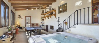 ¡OFERTA ESPECIAL! ENORME HOGAR, UBICACIÓN EN LA CIUDAD ABAJO, ¡DUERME 15! ¡BAÑERA DE HIDROMASAJE! NUEVO REMODELO!