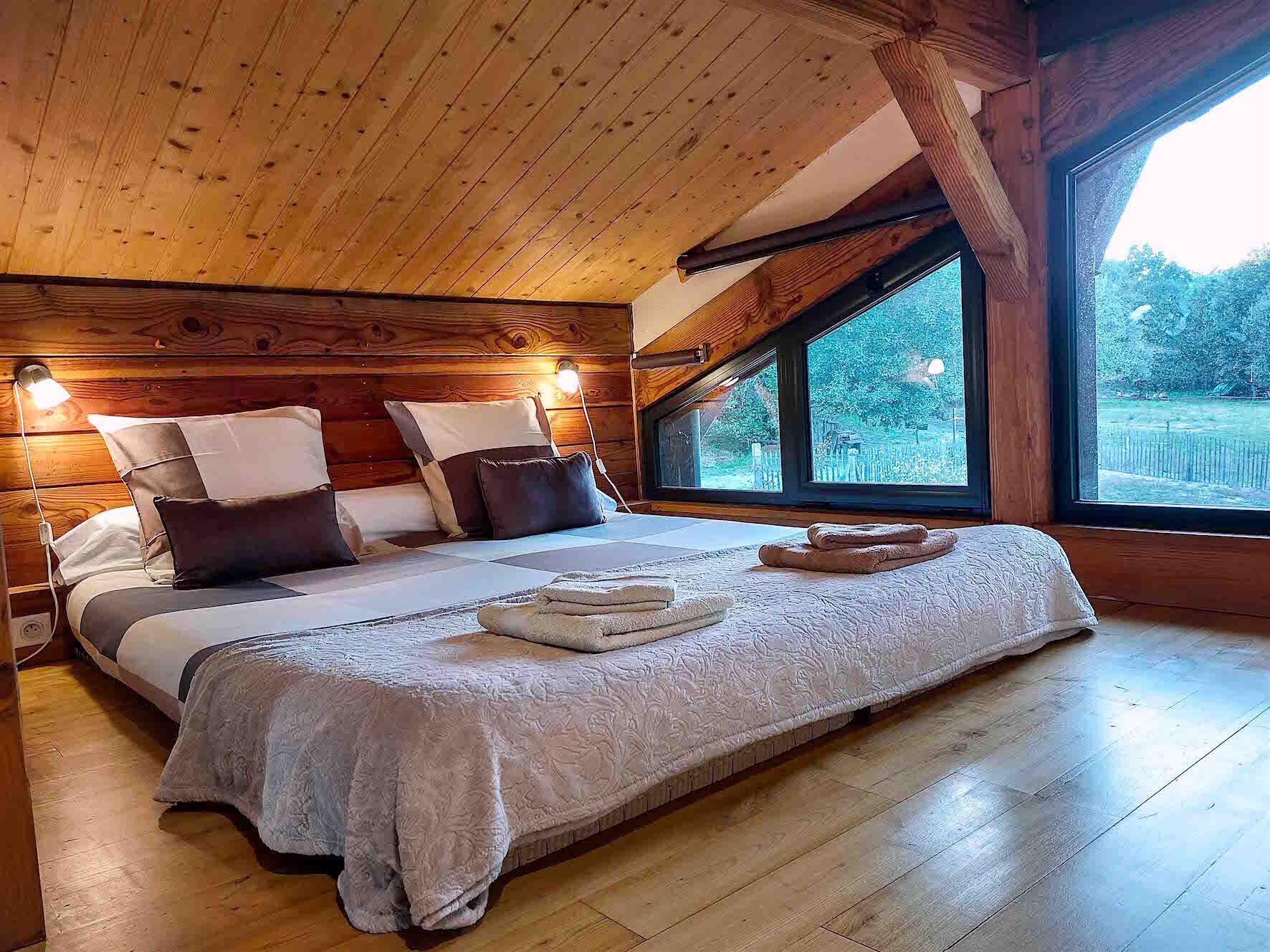 À l'étage : l'alcôve 4 modulable : un grand lit en 160 cm ou 2 lits simples