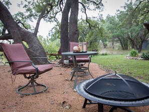 Outdoor dining - Peaceful Farm Cabin for Couples | TX Hill Country (Georgetown)