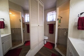 Suihku, hiustenkuivaaja, pyyhkeet