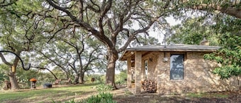 Romantic Cabin on Riverfront Farm, Pet, Rural