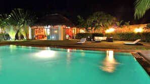 Una piscina al aire libre