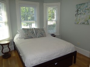 4 habitaciones, tabla de planchar con plancha y cuna de viaje 