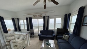 Smart TV, DVD player, books - 2026 Aug Special- Front and Center Beachfront Cottage on White Horse Beach (Plymouth)