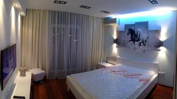 2 bedrooms, in-room safe, iron/ironing board, free WiFi