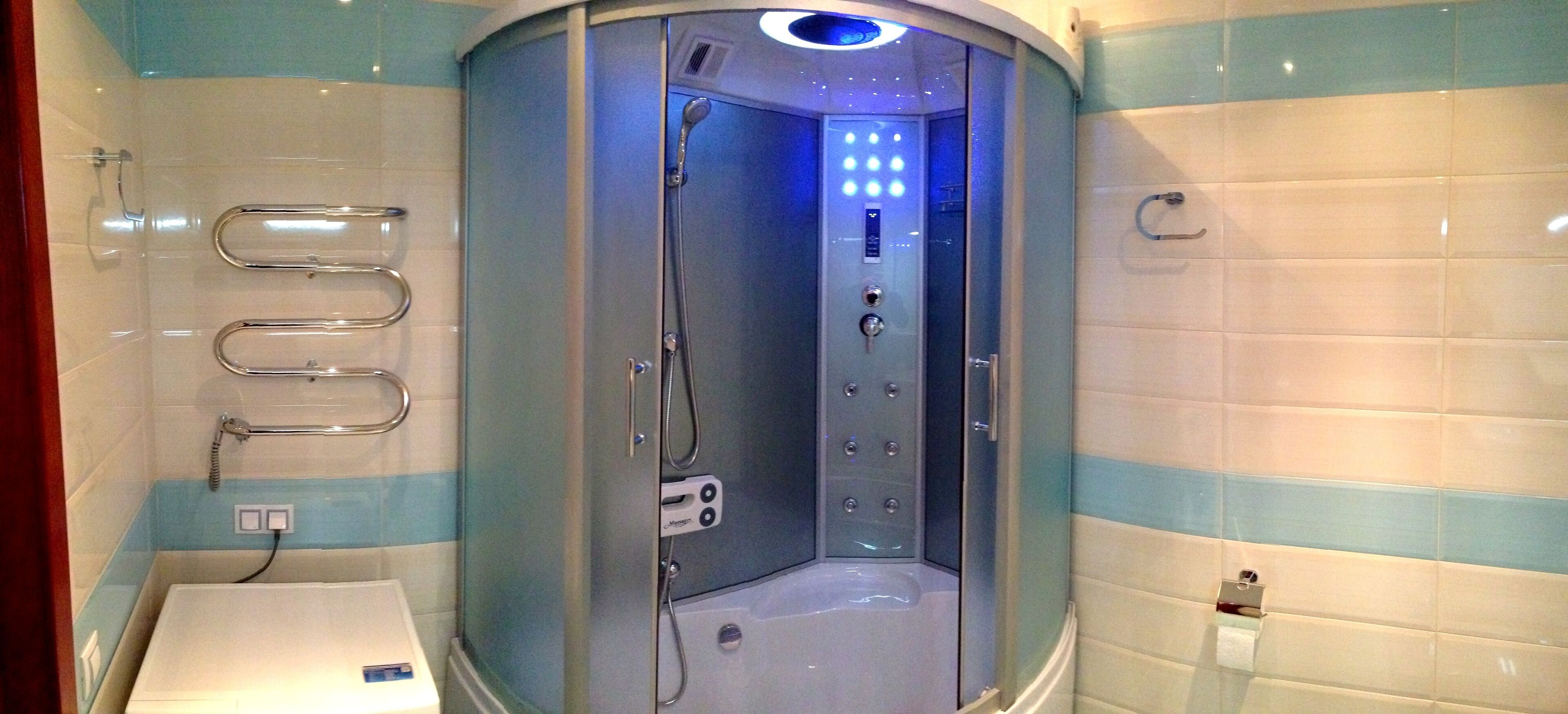 Combined shower/bathtub, hair dryer, bidet, towels