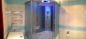 Bañera con ducha, secador de pelo, bidet, toallas