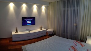 2 bedrooms, in-room safe, iron/ironing board, free WiFi