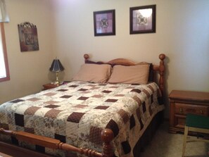 4 bedrooms, iron/ironing board, WiFi, bed sheets