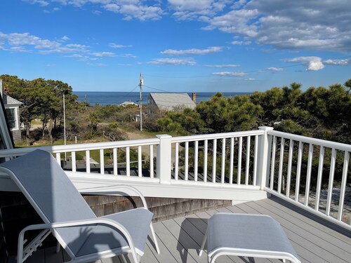 Ocean Cottage A/C near PB and Beachcomber. Steps to the beach!