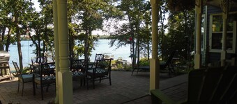VELVET SPRINGS Farmhouse on 6 Acres/300 Feet of Private Lakeshore (free pontoon