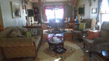 TV connectée, cheminée, jeux vidéo, lecteur de DVD