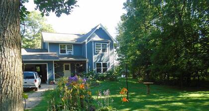 VELVET SPRINGS Farmhouse on 6 Acres/300 Feet of Private Lakeshore (free pontoon