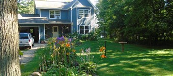 VELVET SPRINGS Farmhouse on 6 Acres/300 Feet of Private Lakeshore (free pontoon