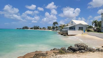 En la playa y camastros