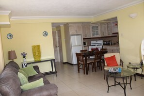 Smart TV, books, stereo, printers - Thomasville- Ideally near the beaches/entertainment, transportation, Free Wi-fi. (Bridgetown)