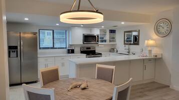 Frigorífico, microondas, horno y placa de cocina