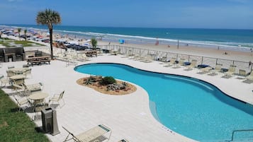 Alberca al aire libre y alberca climatizada